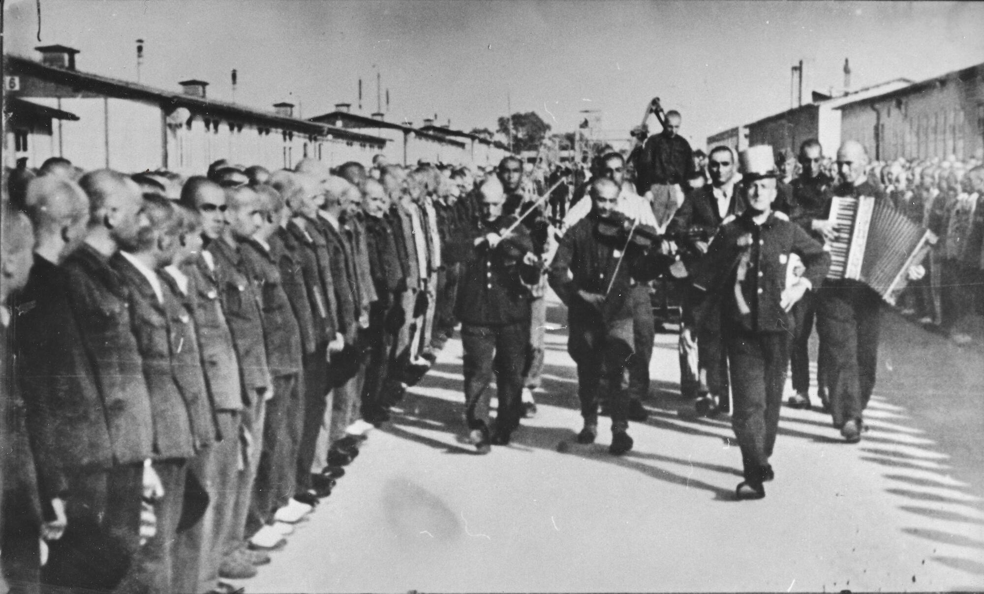 Desfile hacia la horca en el campo de concentración de Mauthausen en julio de 1942